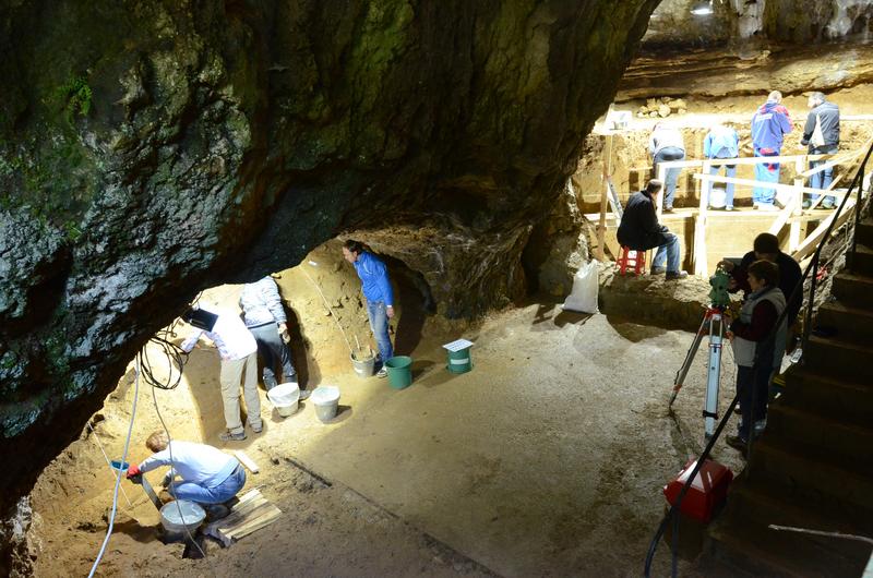 Nische in Sektor 1 (links) und der Hauptsektor (rechts) der Bacho-Kiro-Höhle in Bulgarien während der Ausgrabungen 2016. Der zementierte Bereich im Vordergrund wurde bereits in den 1970er Jahren untersucht. 