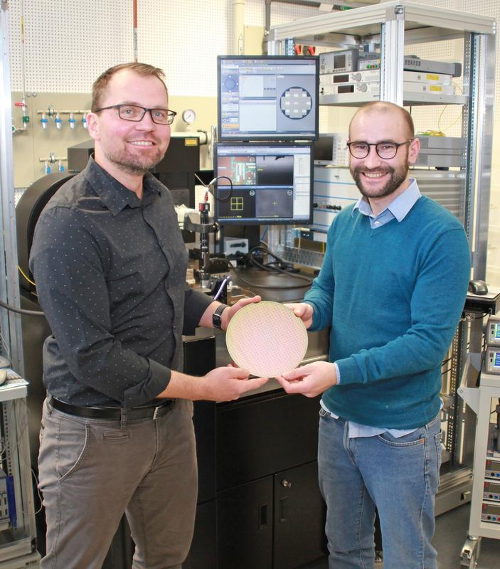 Gewinner des Leibniz-Gründerpreises 2021 – Prof. Dr. Andreas Mai (links) und Dr. Patrick Steglich (rechts) vom Leibniz-Institut für innovative Mikroelektronik 