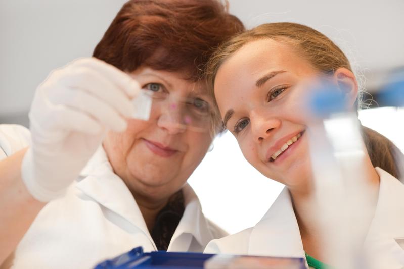 Das Universitätsklinikum Ulm bietet ein breites Spektrum verschiedener Berufe rund um die Themen Forschung, Medizin und Gesundheit für Schülerinnen und Schüler. 
