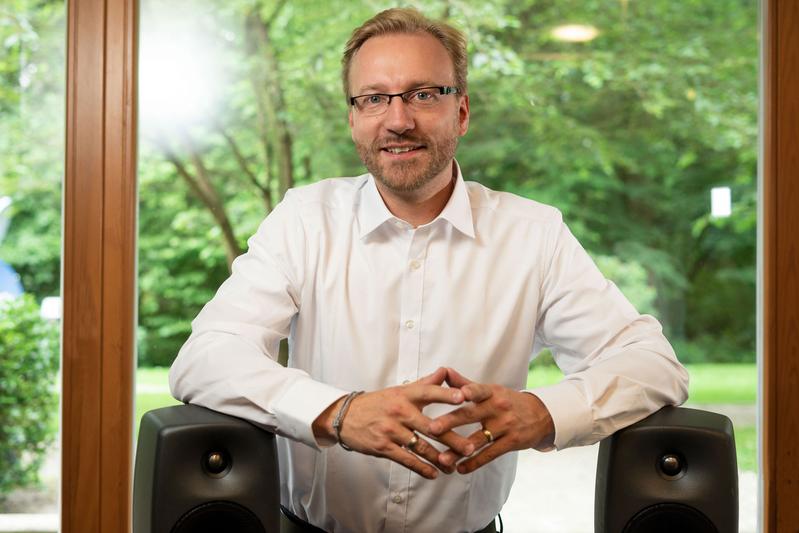 Dr. Jan Rennies-Hochmuth, Gruppenleiter Persönliche Hörsysteme, begrüßt Sie im Stream zur #HM 2021 Digital Edition. 