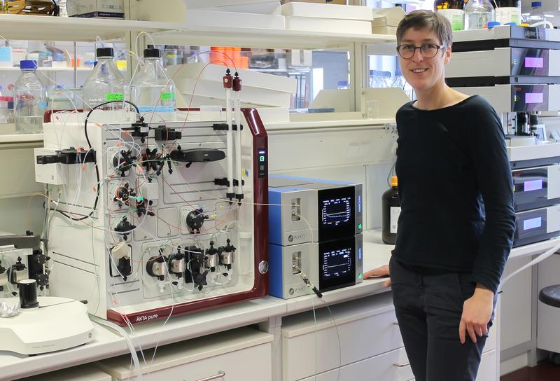 Prof. Dr. Birte Höcker in einem Biochemie-Labor auf dem Bayreuther Campus. Mit der Forschungsapparatur ist es möglich, die durchschnittliche Größe von Proteinen und ihre absolute Molekülmasse zu bestimmen. 