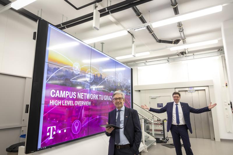 Rudolf Pichler (l.) und Franz Haas präsentieren das campuseigene 5G-Netz: Die gesamte Pilotfabrik der TU Graz ist damit ausgestattet, Maschinen und Planungsprozesse können digital, in Echtzeit mit großen Übertragungskapazitäten miteinander vernetzt werden.