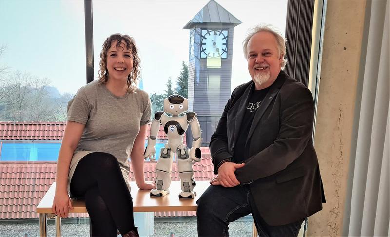 Rebecca Stower und Professor Arvid Kappas untersuchen in ihrer Forschung das Vertrauen von Kindern in soziale Roboter. 