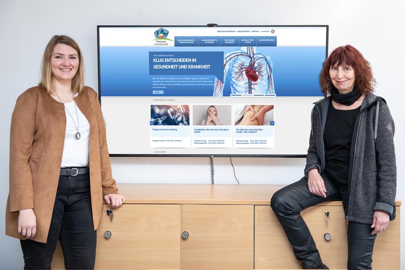 Professorin Dierks (rechts) und Anabel Bornemann vom Team der Patientenuniversität