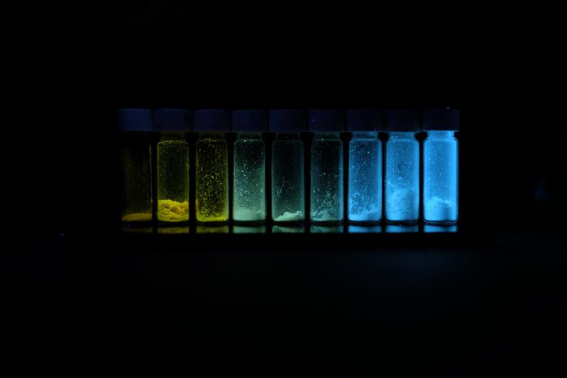 Diese mit UV-​Licht beschienenen Polymere sind aus den exakt gleichen Bestandteilen zusammengesetzt. Sie unterscheiden sich ausschliesslich in ihrer Kettenlänge.