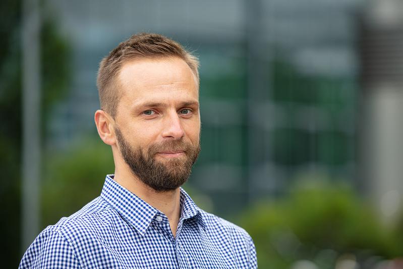 Prof. Dr. Dmitry Turchinovich von der Universität Bielefeld ist einer der beiden Leiter der Studie. Er erforscht, wie sich Graphen künf-tig in der Elektrotechnik nutzen lässt. Foto: Universität Bielefeld/ M.-D. Müller