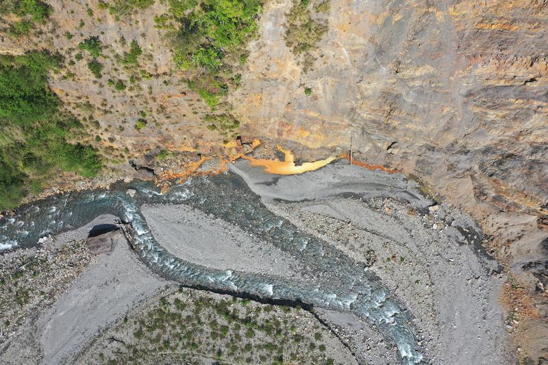 Austritt von im Grundgebirge durch Verwitterung gelb-braun gefärbtem Grundwasser in Lushan, Taiwan.