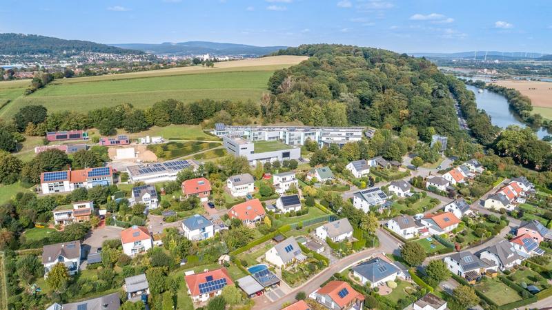 Solarsiedlung mit 70 Niedrigenergie-Häusern am Südhang des Ohrbergs bei Hameln, eines der vom ISFH untersuchten Quartiere. Bildquelle: ISFH
