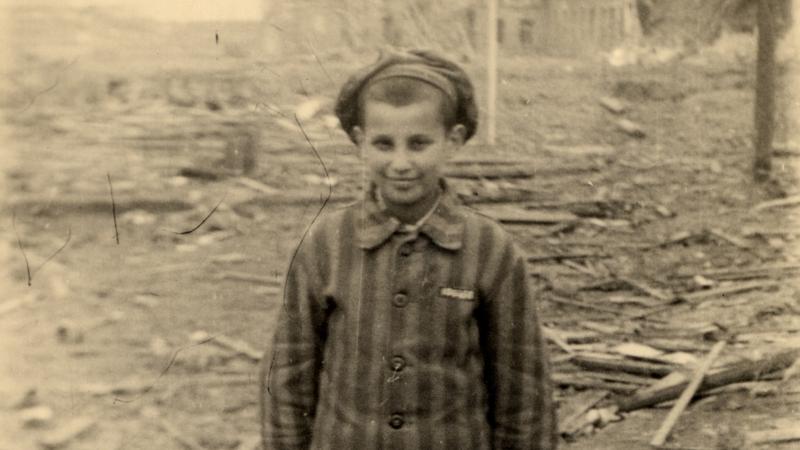 Befreites Kind im KZ-Außenlager Boelcke-Kaserne in Nordhausen, nach dem 11. April 1945 