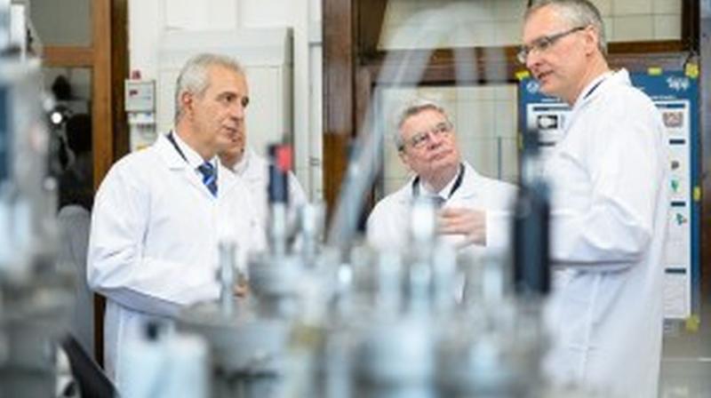 Prof. Karl Leo (right) presents his research to former German President Joachim Gauck (center) and former Saxon Prime Minister Stanislaw Tillich (left).