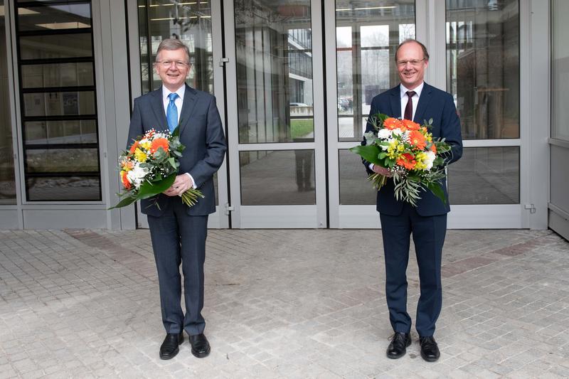 Im Amt bestätigt: Universitätspräsident Prof. Michael Weber (rechts) und Kanzler Dieter Kaufmann