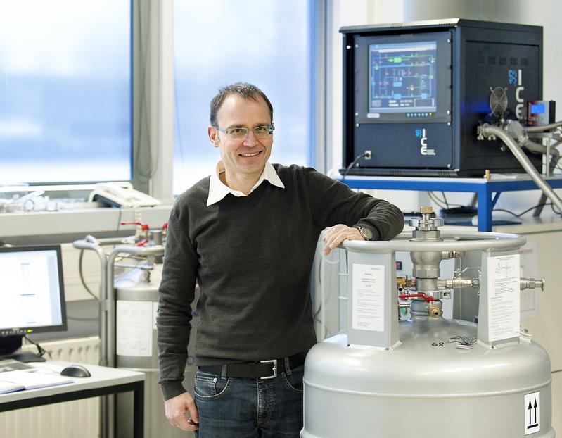 Untersuchungen nahe am absoluten Nullpunkt sind essentiel für die Grundlagenforschung, hier ist Prof. Dr. Philipp Gegenwart im Tieftemperaturlabor der Universität Augsburg.