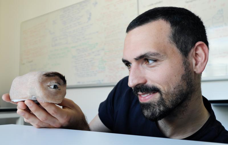 Informatiker Marc Teyssier mit der anthropomorphen Kamera „Eyecam“.