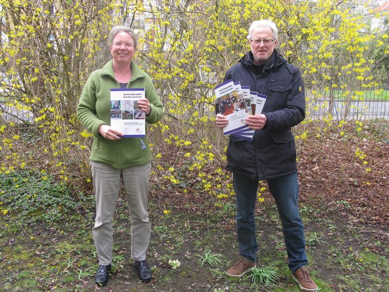 Dr. Swantje Eigner-Thiel (HAWK) und Dr. Rüdiger Mautz (SOFI) mit den Publikationen des Projekts