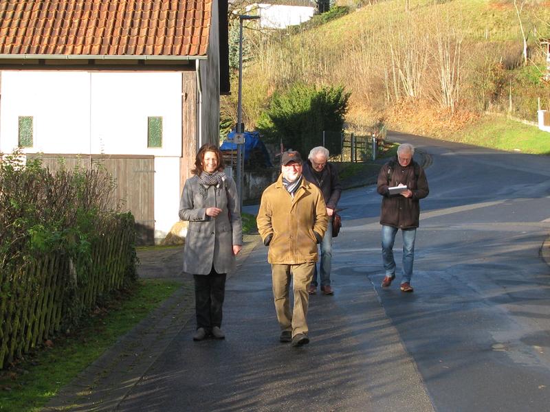 Eine Dorfbegehung in Kuventhal, Landkreis Northeim: Dr. Rüdiger Mautz hinten rechts dabei.