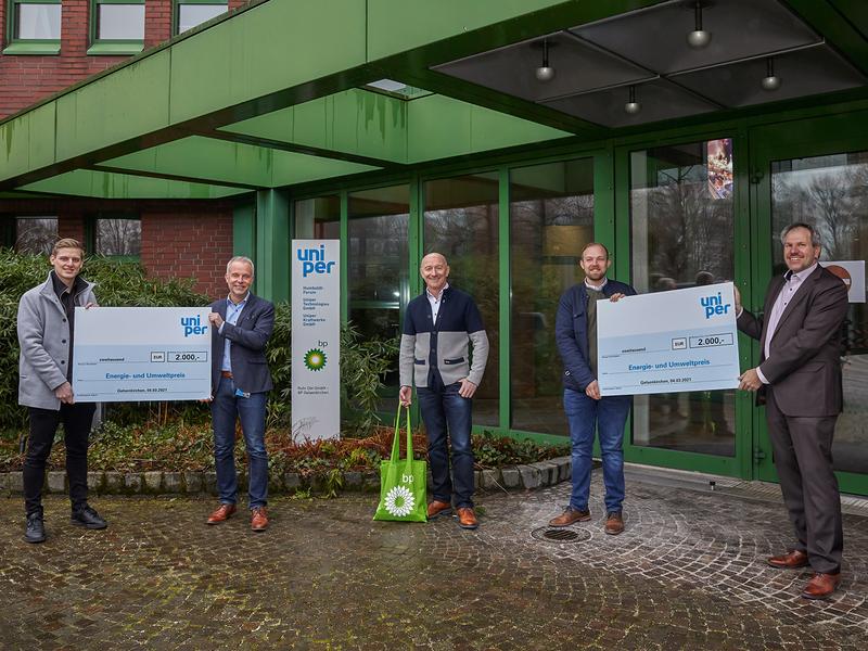 Gruppenbild mit Abstand: Jannick Armenat, Fraunhofer UMSICHT (zweiter von rechts), erhielt den Energie- und Umweltpreis für seine Masterarbeit.