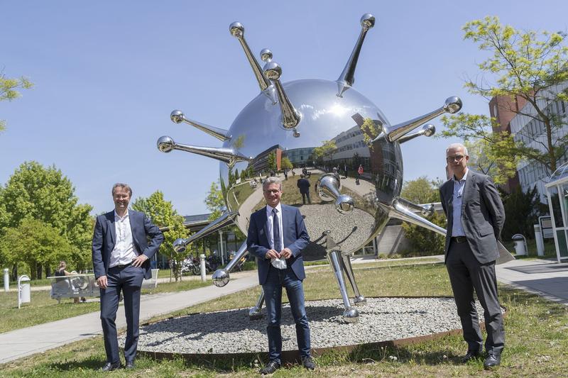 Prof. Dr. Klaus Überla (Universitätsklinikum Erlangen), Wissenschaftsminister Bernd Sibler und Prof. Dr. Ralf Wagner (Universitätsklinikum Regensburg) im Rahmen der Pressekonferenz zum Auftakt der Studie im Mai 2020 am UKR.  