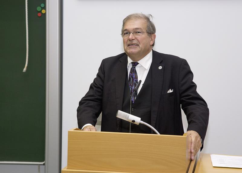 Universitäts-Rektor Professor Wolfgang Schareck freut sich über die interdisziplinäre Forschung an der Fakultät für Maschinenbau und Schiffstechnik.