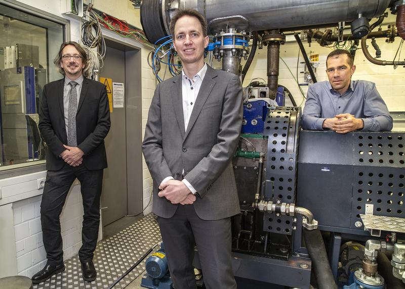 Drei Forscher haben Großes vor: Professor Bert Buchholz (l.), Professor Karsten Müller (vorn) und Dr. Martin Reißig (CFVTR GmbH) forschen daran, wie sich Motoren mit Wasserstoff betreiben lassen. 