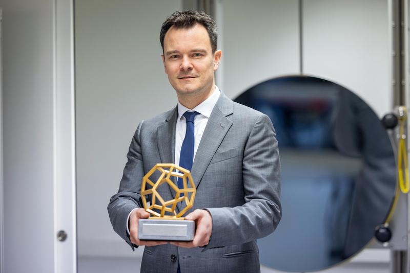 Prof. Dr.-Ing. Conrad Völker, Professorship of Building Physics, in front of the Schlieren mirror, which allows even the smallest air currents to be seen.