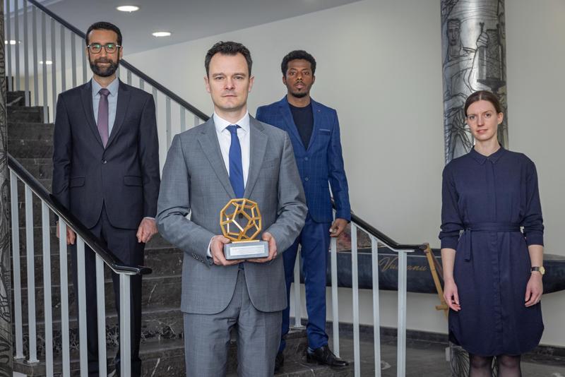 The project team from the Building Physics department celebrates winning the 2021 »Thüringer Forschungspreis«: From left to right, Dr.-Ing. Hayder Alsaad, Prof. Dr.-Ing. Conrad Völker, Amayu Wakoya Gena and Lia Becher.