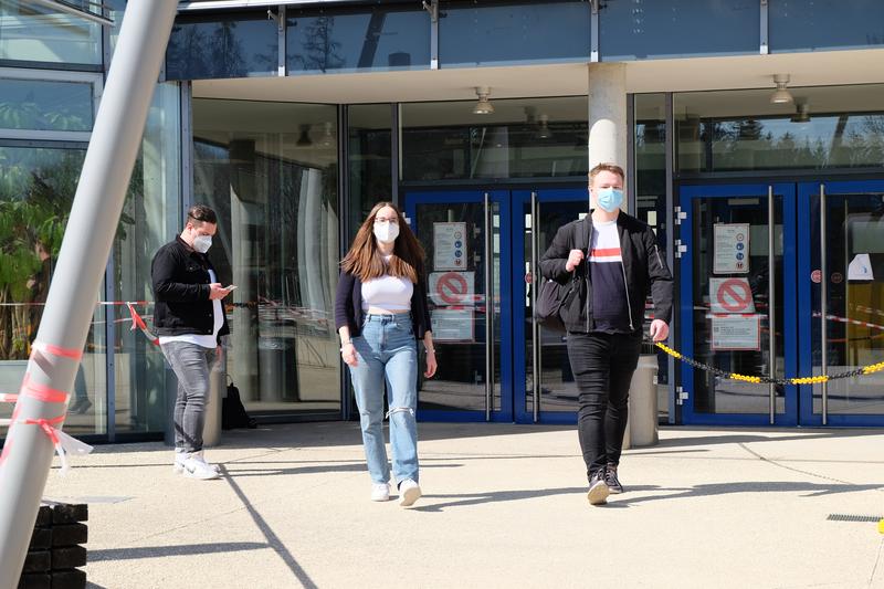 Auch im Sommersemester gehören medizinische Masken sowie Abstands- und Hygieneregeln an der Universität Ulm zum Studienalltag 