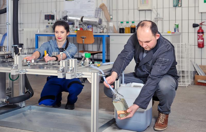 Im Bioraffinerie-Technikum der Universität Hohenheim wird Stärke zu HMF in wässriger Lösung umgewandelt. 