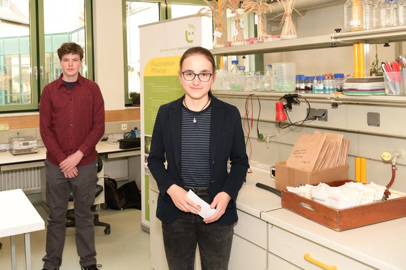Paul Lünenborg und Amelie Dybus haben kürzlich beim Landesausscheid Jugend forscht in Sachsen-Anhalt den ersten Platz gewonnen und für ihre Arbeiten auch das Grüne Labor genutzt.