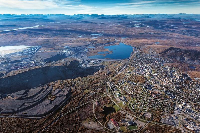 Luftbildaufnahme von Kiruna mit der Stadt und den ehemaligen Tagebauen von Kiirunavaara und Luossavaara. 