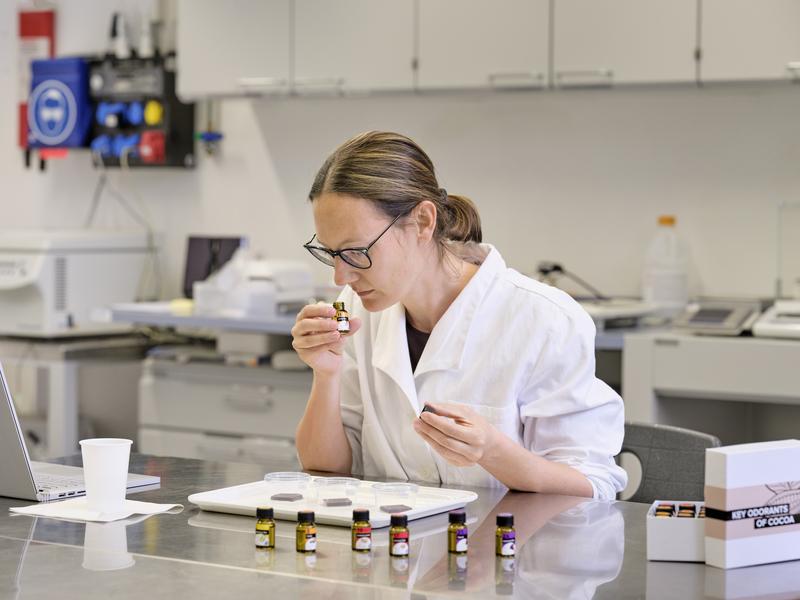 Karin Chatelain nutzt das von ihr mitentwickelte Aromakit bei ihrer Arbeit als Sensorikforscherin. 