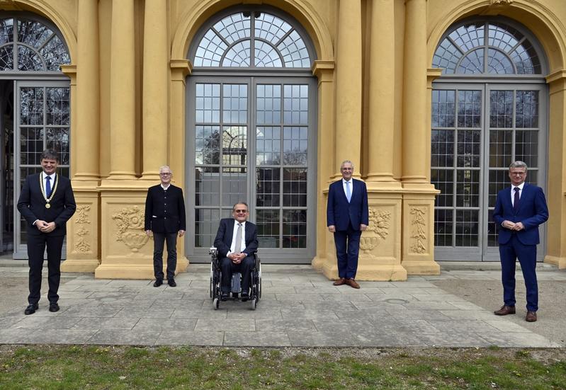  Im Bild von links: FAU-Präsident Prof. Dr. Joachim Hornegger, FAU-Kanzler Christian Zens, BaFID-Direktor Prof. Dr. George Tamer, der bayerische Innenminister Joachim Herrmann und der bayerische Wissenschaftsminister Bernd Sibler.