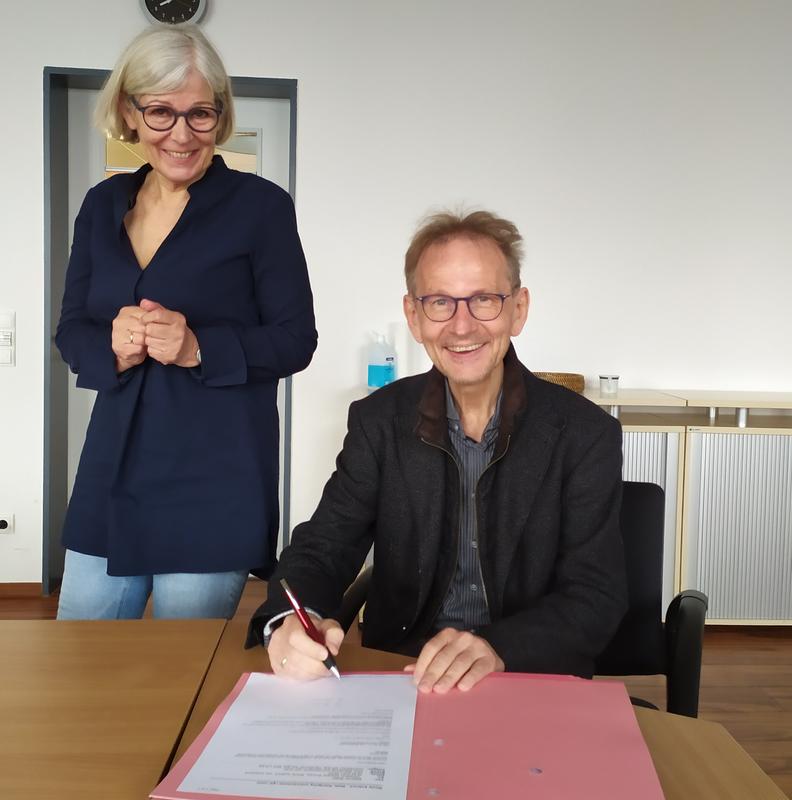 Dr. Barbara Heller and Prof. Dr. Matthias Beller at the signing of the contract