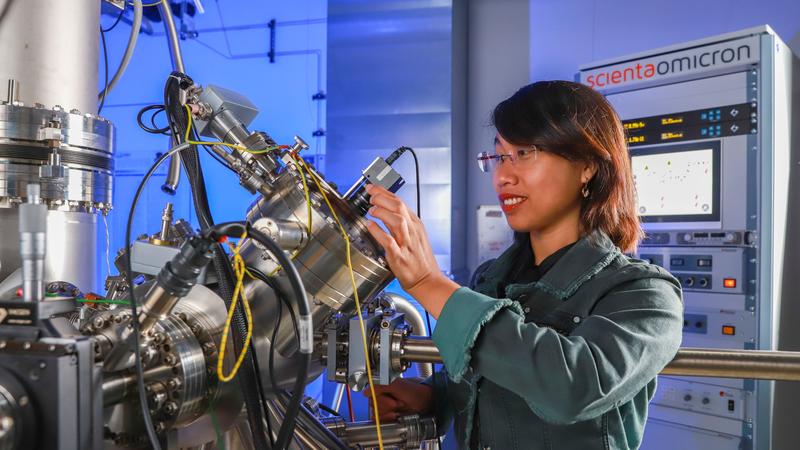 The scanning tunnel microscope’s measurements were made in the Solid Surfaces Analysis lab at Chemnitz University of Technology by researchers including doctoral student Thi Thuy Nhung Nguyen. 