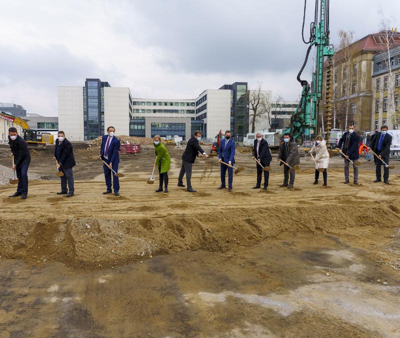 Mit einem feierlichen ersten Spatenstich gab Sachsens Ministerpräsident Michael Kretschmer (Mitte) des Startschuss für den Neubau des Zentrums für Seelische Gesundheit.