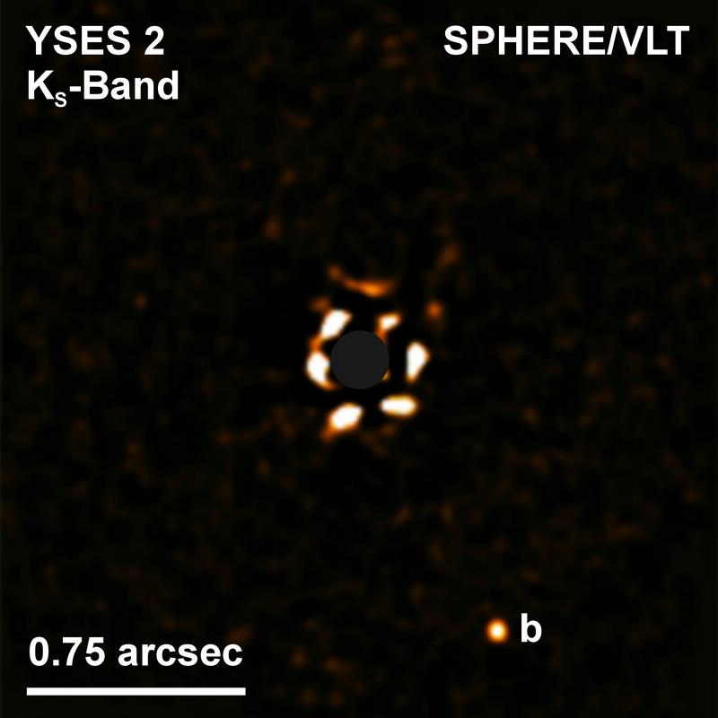  Der junge, sonnenähnliche Stern YSES 2. Der Stern befindet sich in der Bildmitte hinter einer Koronagraphenmaske (graue Kreisfläche, Radius von 0.1 Bogensekunden). Der neu entdeckte Exoplanet YSES 2b ist südlich von seinem Mutterstern zu erkennen.