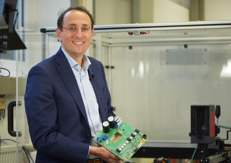 Professor Marco Liserre, Inhaber des Lehrstuhls für Leistungselektronik und stellvertretender Leiter des Studiengangs E-PiCo an der CAU, forscht und lehrt unter anderem zu intelligenten Transformatoren und neuartigen Batteriesystemen. 