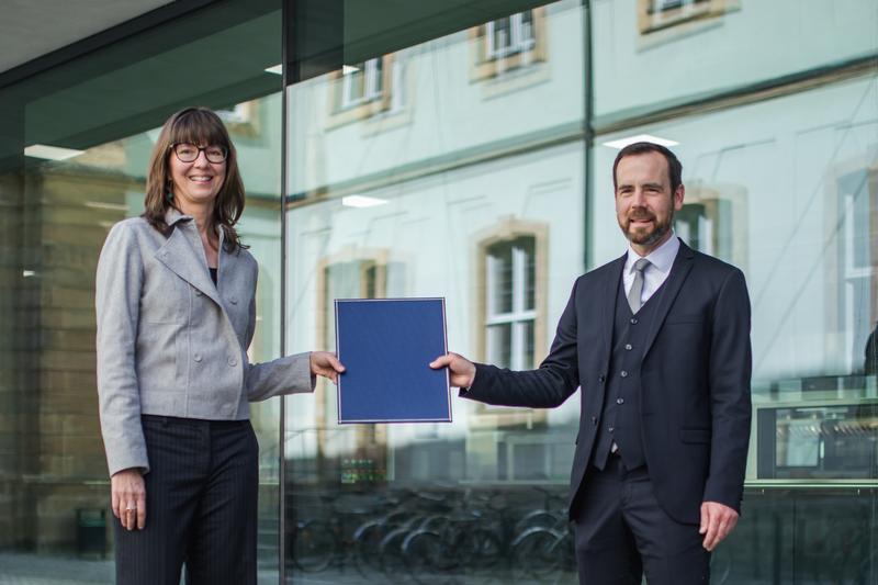 Präsident Kai Fischbach und Vizepräsidentin Christine Gerhardt nach der Unterzeichnung der „Klischeefrei“-Vereinbarung.