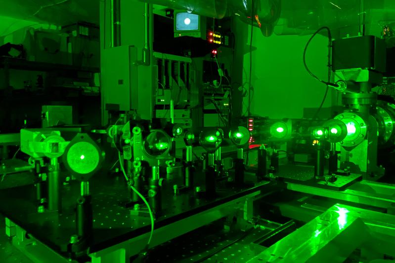 Dieser Speicherring-Freie-Elektronen-Laser des Triangle University Nuclear Laboratory ermöglichte mit der Optik des LZH Lasing von unter 170 Nanometer.