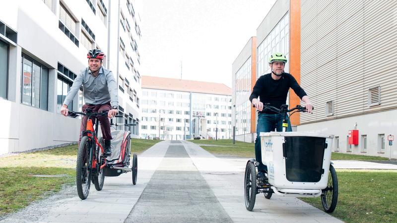 Prof. Dr. Martin Dix (l.) und Prof. Dr. Stephan Odenwald von der TU Chemnitz sind Radfahrer aus Leidenschaft und überführen ihre Expertise in den neuen Cluster Mikromobilität. 