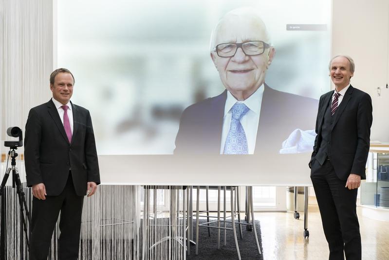 Prof. Lothar Schmidt, Dekan der Fakultät Bauingenieurwesen der HM, Stiftungsgründer Prof. Georg Nemetschek und Prof. Dr. Martin Leitner, Präsident der HM, bei der Vertragsunterzeichnung v.l.