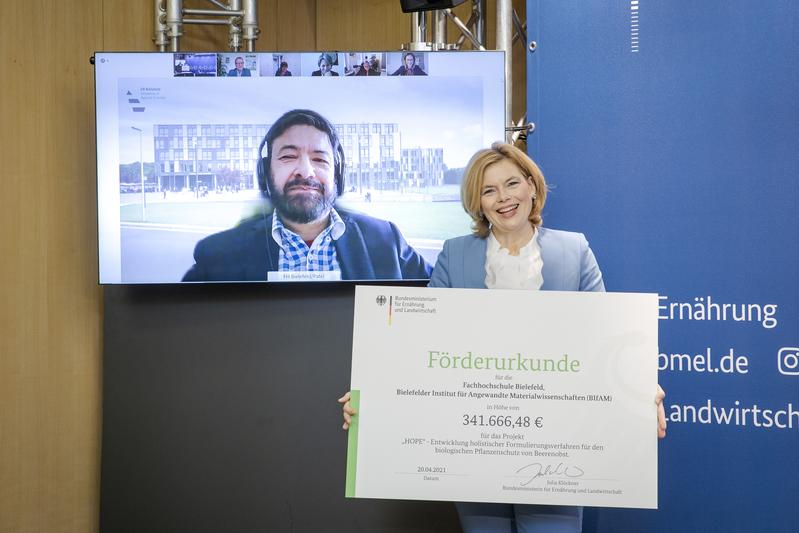 Bundesministerin Klöckner übergibt symbolisch den Förderbescheid an Prof. Dr. Anant Patel, der virtuell zugeschaltet ist.