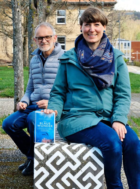 Gerhard Wenz und Kathrin Fuhrmann mit dem Buch "Das Blaue Wunder" der Meeresbiologin Frauke Bagusche, über das nun rege diskutiert werden wird. Beide haben die Bewerbung im Wettbewerb "Eine Uni - ein Buch" initiiert.