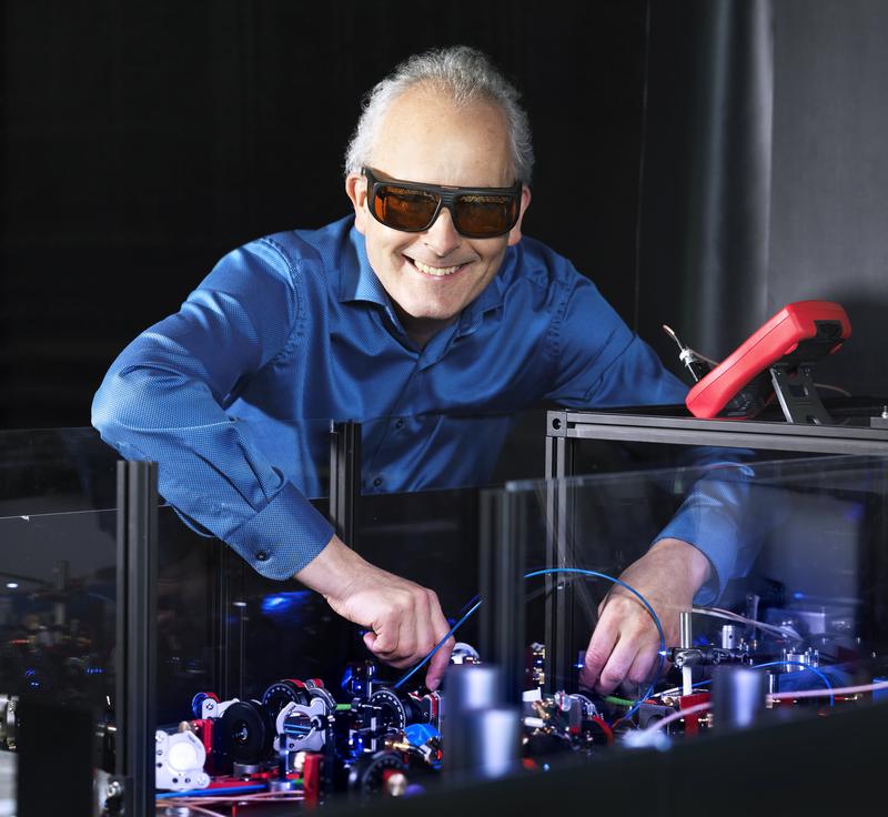 Prof. Dr. Piet Schmidt bei der Arbeit am Lasertisch. 