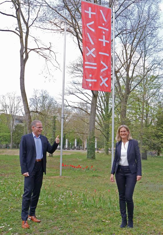 Daumen hoch: Rektor Prof. Dr. Frank Artinger gratuliert Prorektorin Prof. Dr. Angelika Altmann-Dieses zur Wiederwahl