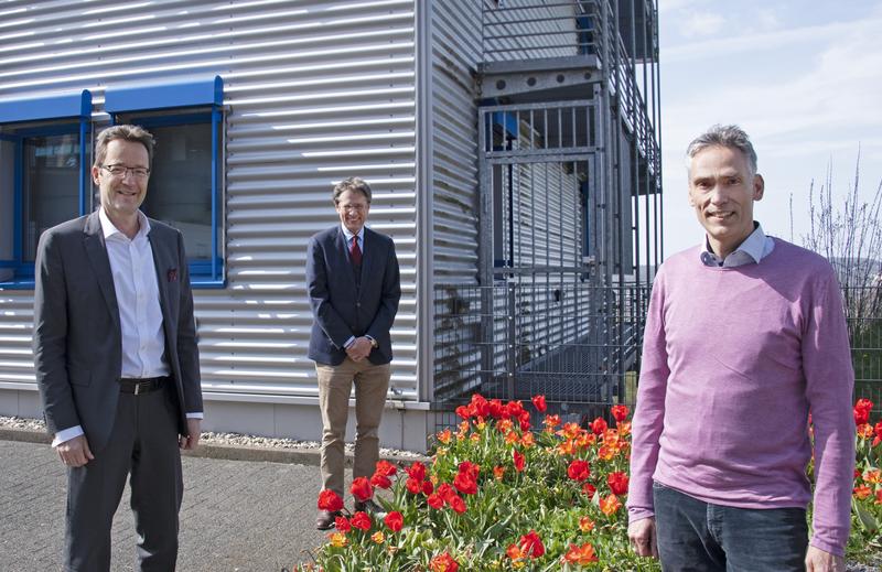 Uni-Rektor Prof. Dr. Lambert T. Koch (li.) und Prorektor Prof. Dr. Michael Scheffel gratulierten Prof. Dr. Ullrich Pfeiffer (re.) zu seinem Erfolg am Nachmittag persönlich.