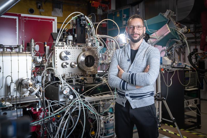 Cristian Svetina an der Experimentierstation des Freie-Elektronen-Röntgenlasers SwissFEL
