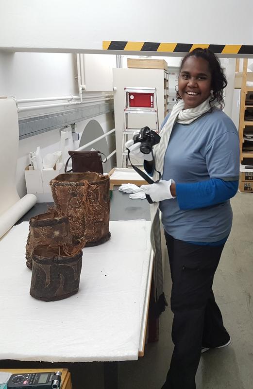 Projektpartnerin Leonie Cheinmora inspiziert die Objekte im Depot des Museums Fünf Kontinente in München. 