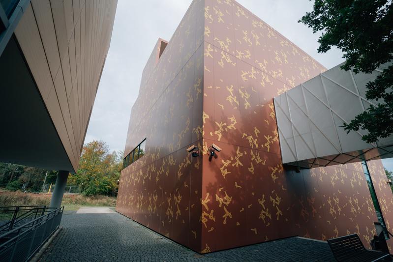 Das derzeitige BSL-4-Labor der Philipps-Universität ist auf dem Campus Lahnberge angesiedelt. An der Fassade des Labors sind schematische Abbildungen des Marburg-Virus zu sehen. 