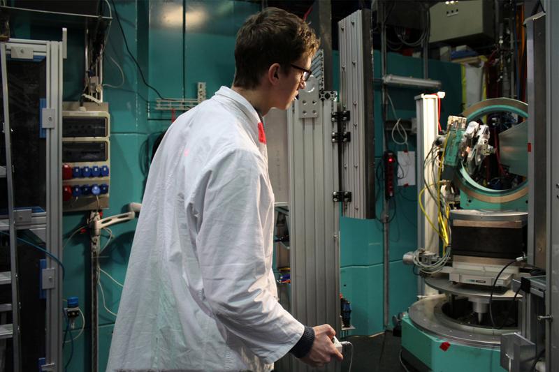 Using the remote control Dr. Tobias Fritsch brings the lattice structure into the correct measuring position in the residual stress diffractometer STRESS-SPEC at the research neutron source.