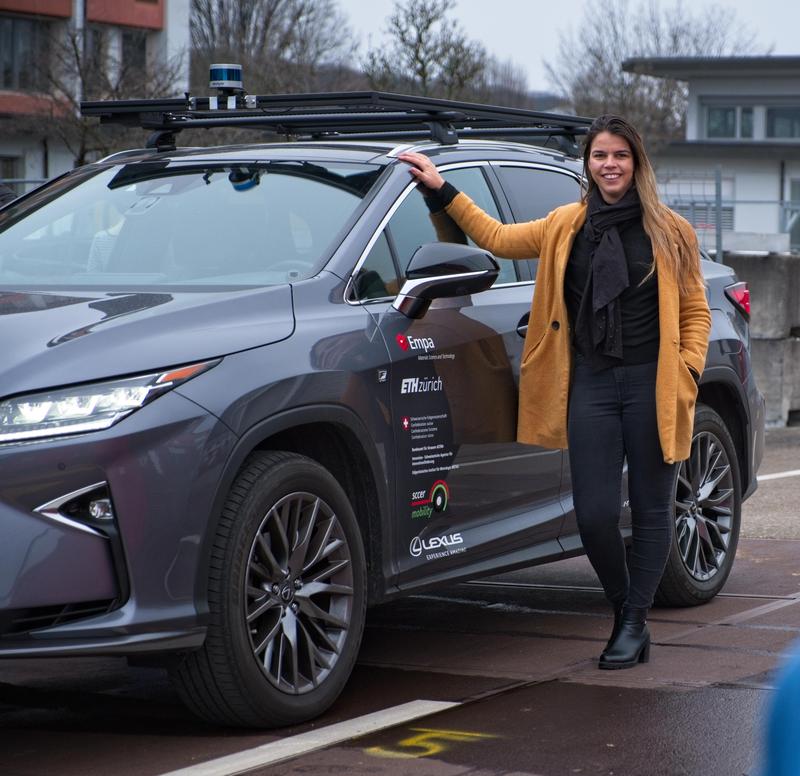  Der Radar- und Laserbestückte Lexus auf dem Empa-Campus. Miriam Elser und ihr Team konzipieren die Fahrversuche.